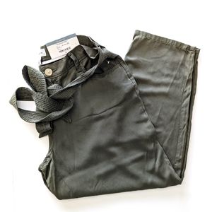 Liz Claiborne NWT Classic straight leg Army green pants with belt, size 10